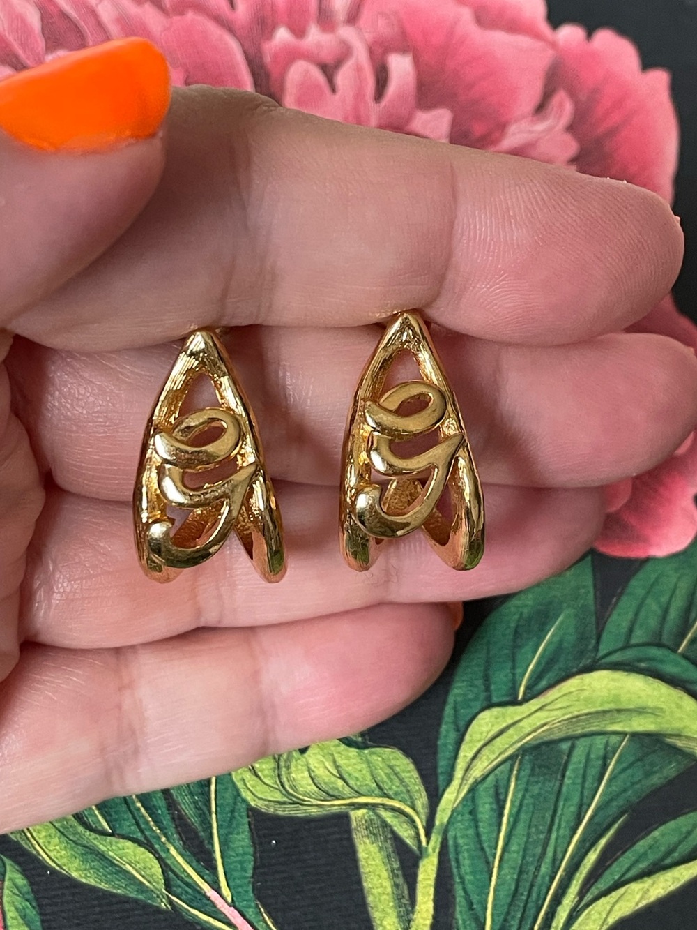 Vintage Avon goldtone script letter G open half hoop earrings initial